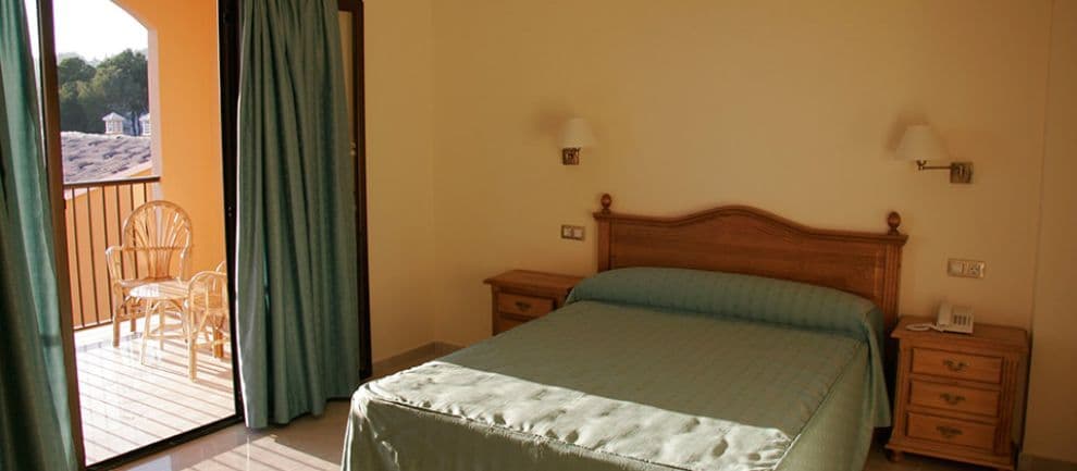 Habitación con dos camas individuales y ambiente acogedor