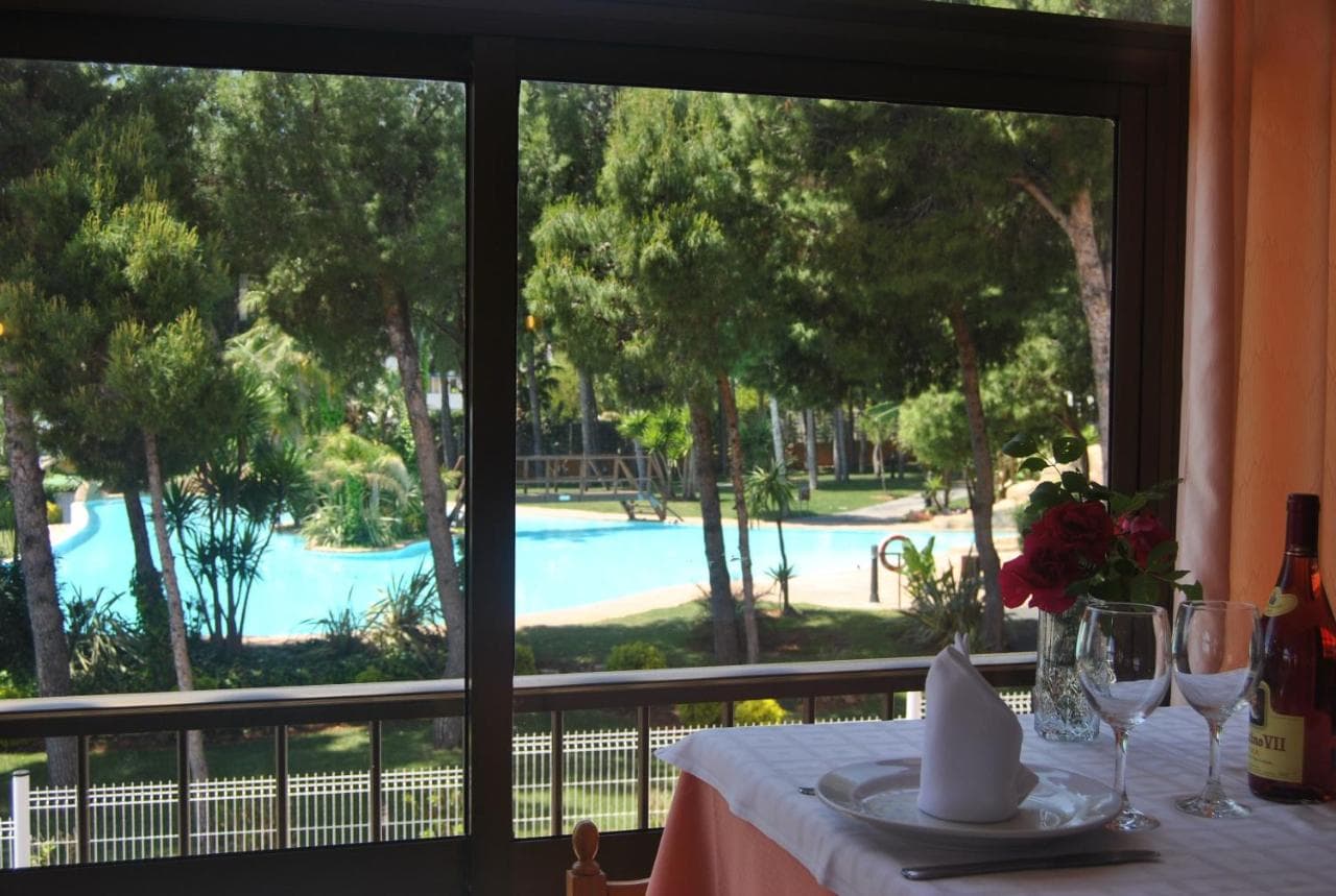 Mesa con vistas a la piscina y jardines - experiencia gastronómica única