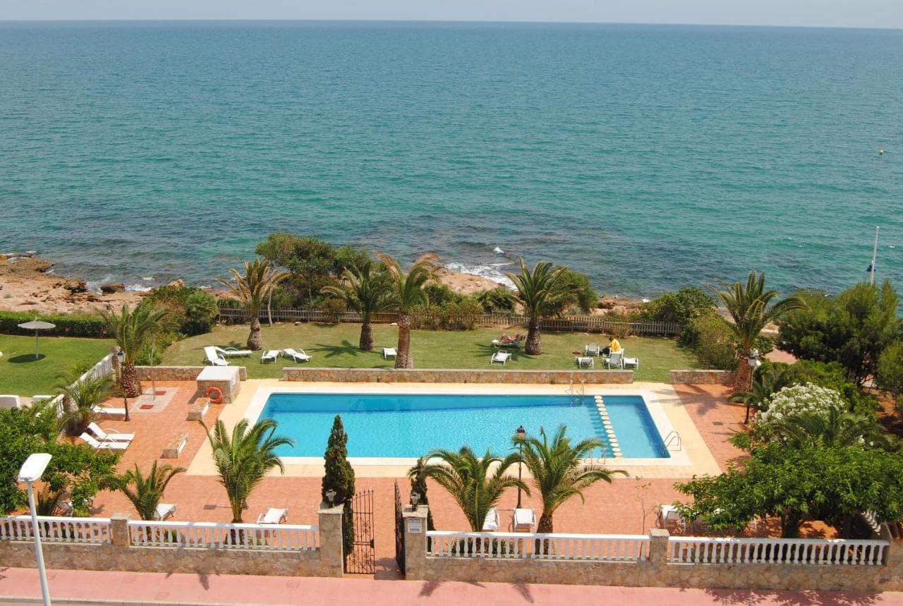Piscina del hotel con vistas panorámicas al Mediterráneo